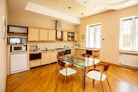 Satılır 7 otaqlı həyət evi 400 m²