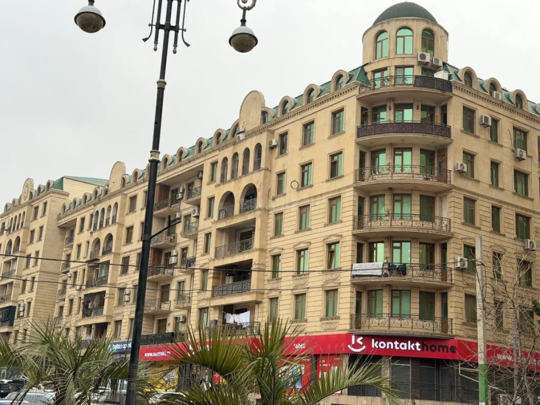 Satılır 4 otaqlı mənzil 135 m²