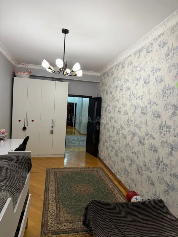 Satılır 4 otaqlı mənzil 135 m²