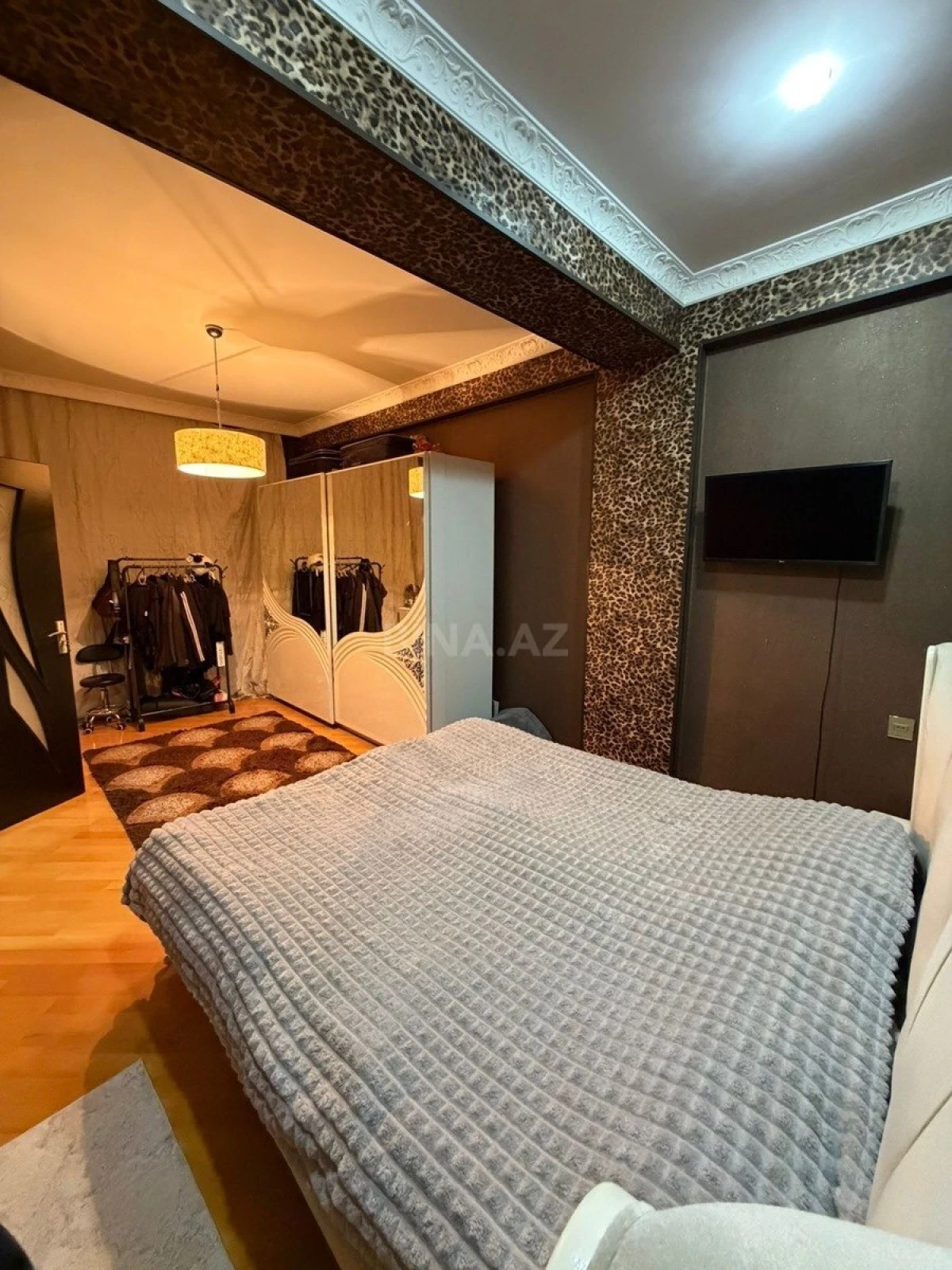 Satılır 4 otaqlı mənzil 135 m²
