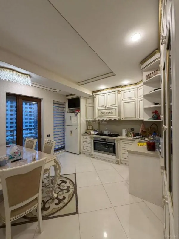 Satılır 4 otaqlı mənzil 175 m²