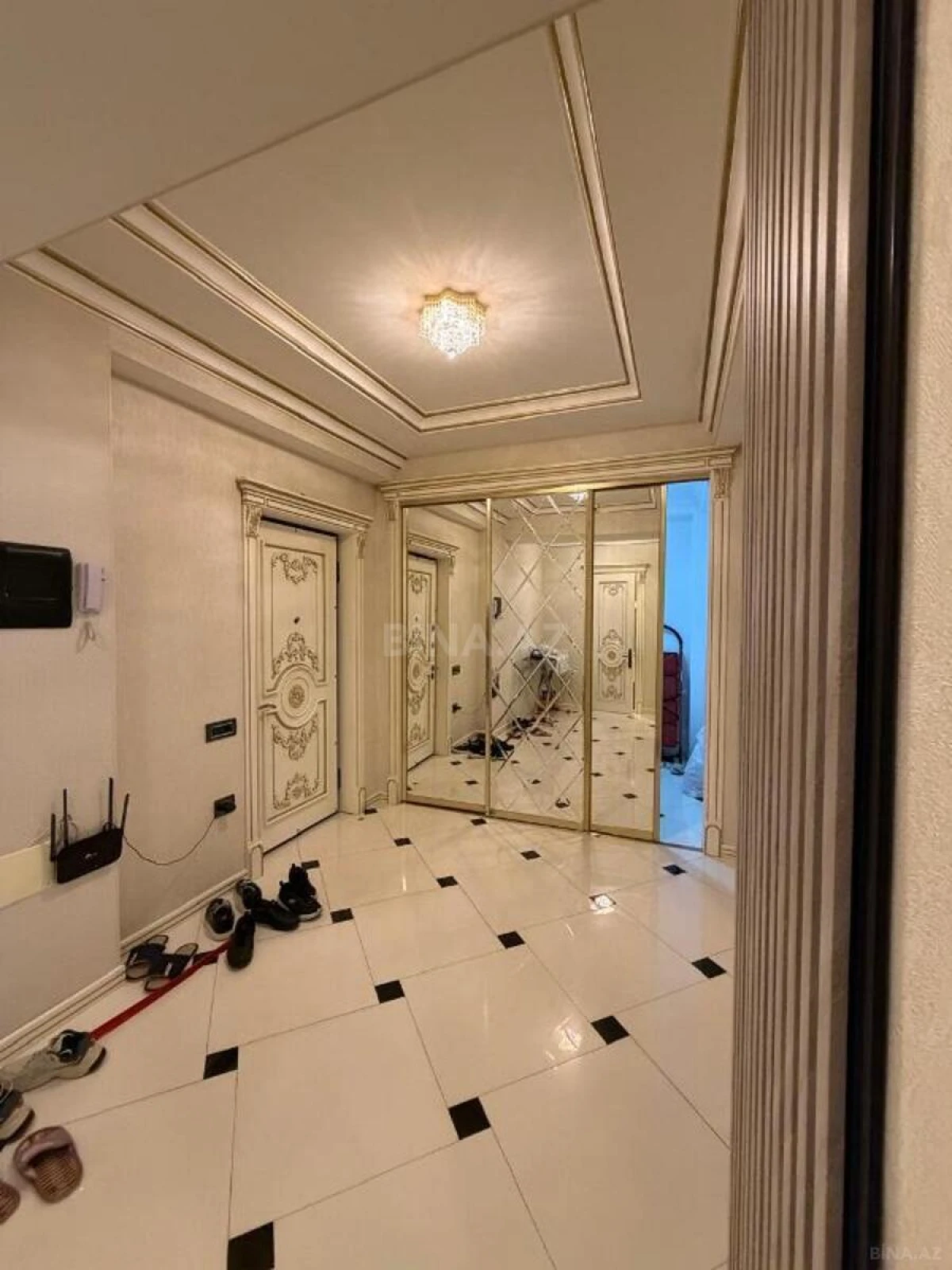 Satılır 4 otaqlı mənzil 175 m²