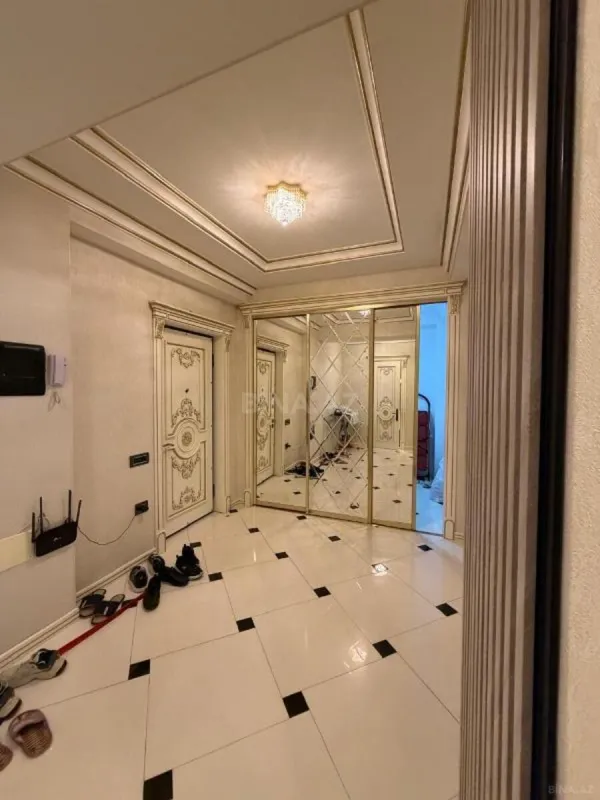 Satılır 4 otaqlı mənzil 175 m²