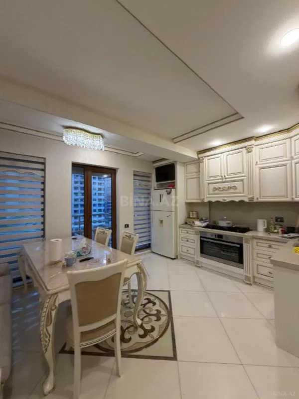 Satılır 4 otaqlı mənzil 175 m²