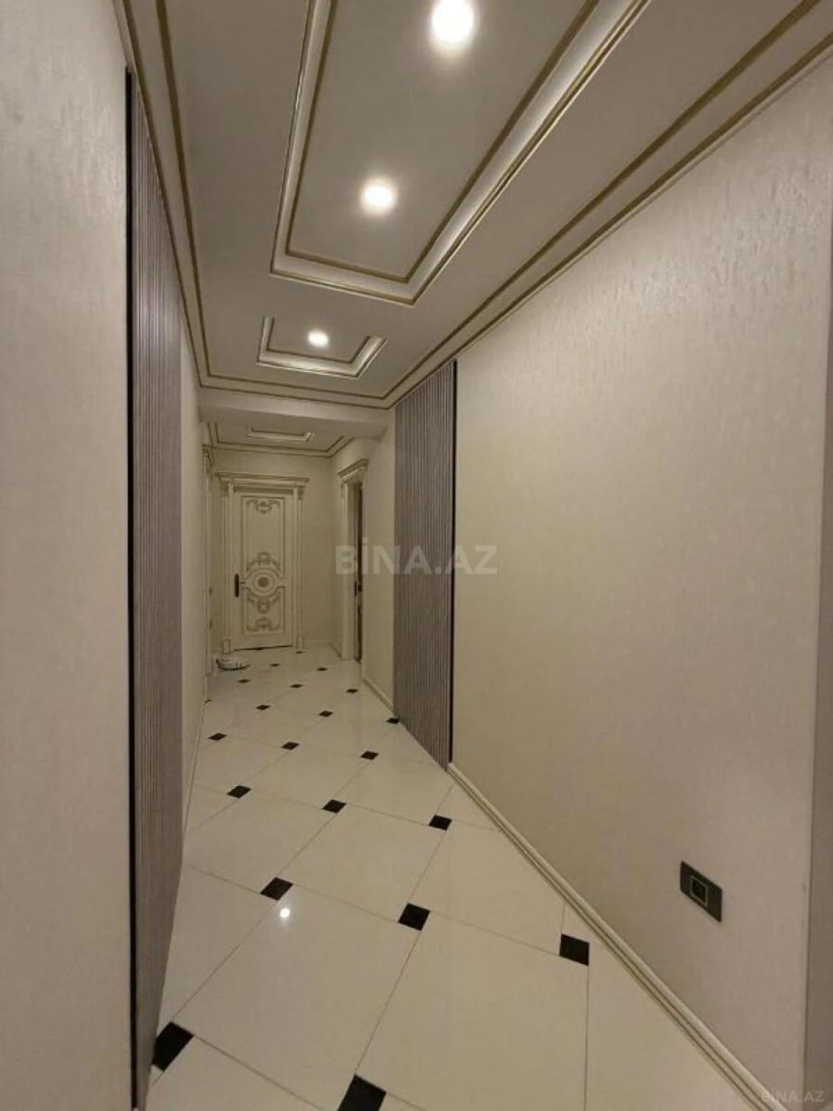 Satılır 4 otaqlı mənzil 175 m²
