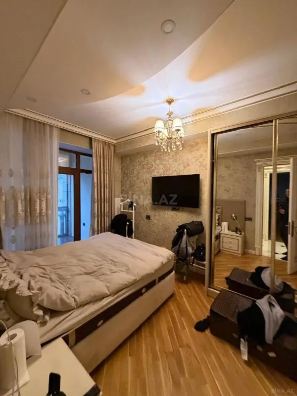 Satılır 4 otaqlı mənzil 175 m²