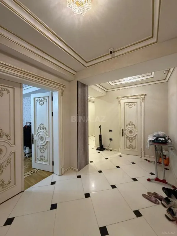 Satılır 4 otaqlı mənzil 175 m²