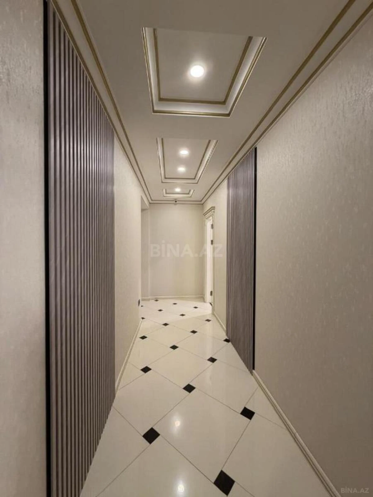 Satılır 4 otaqlı mənzil 175 m²