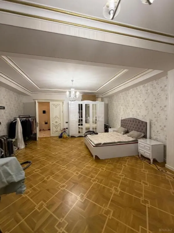 Satılır 4 otaqlı mənzil 175 m²