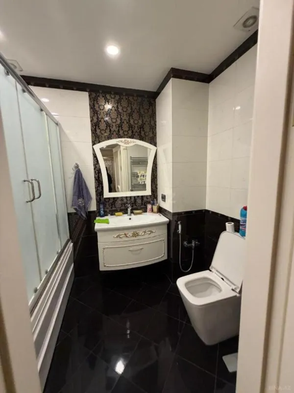 Satılır 4 otaqlı mənzil 175 m²