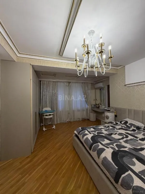 Satılır 4 otaqlı mənzil 175 m²