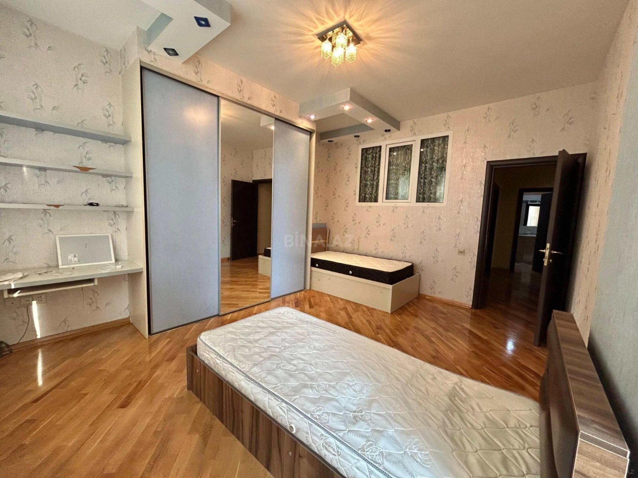 Kirayə verilir 4 otaqlı mənzil 150 m²