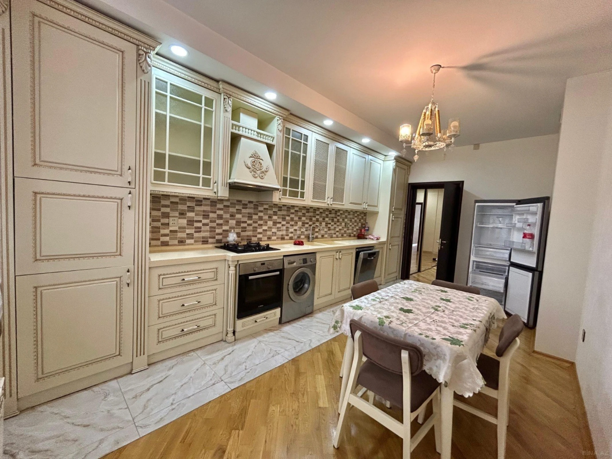 Kirayə verilir 4 otaqlı mənzil 150 m²