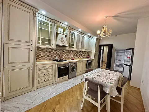 Kirayə verilir 4 otaqlı mənzil 150 m²