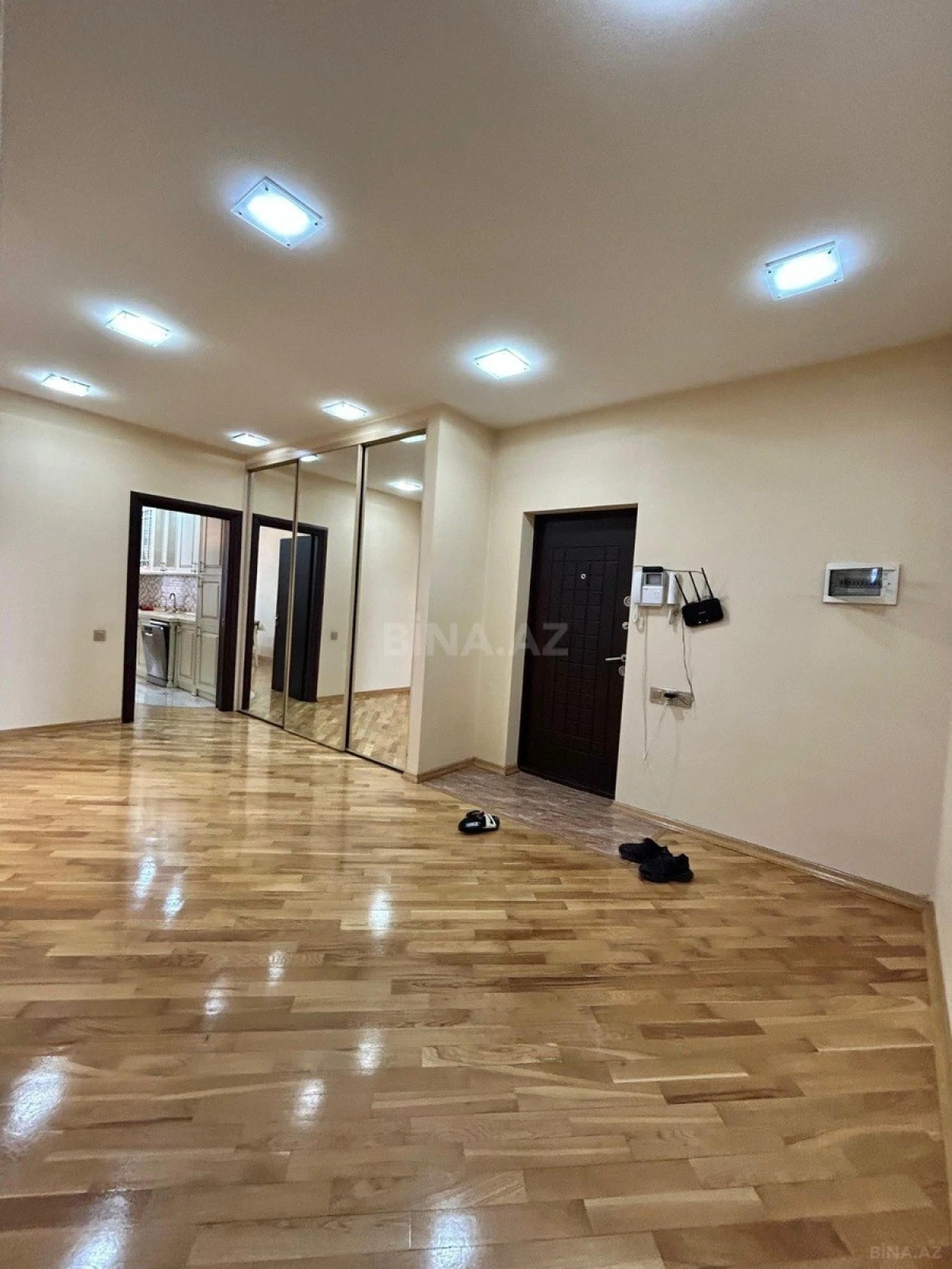 Kirayə verilir 4 otaqlı mənzil 150 m²
