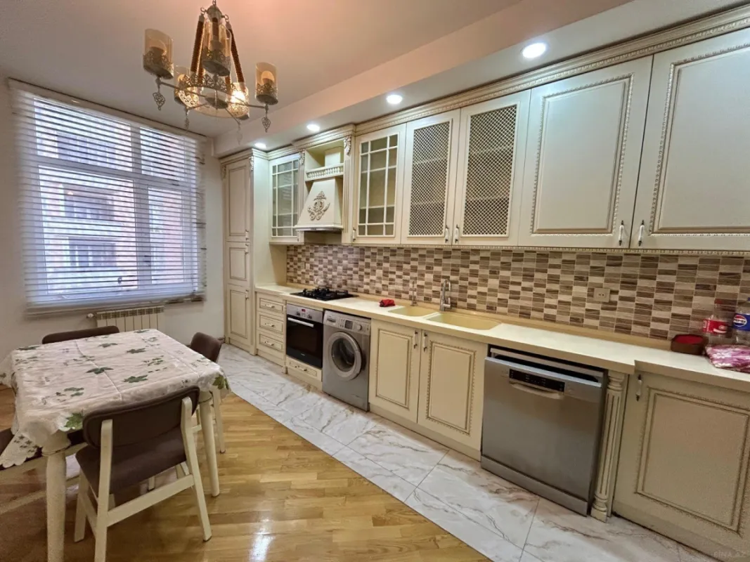 Kirayə verilir 4 otaqlı mənzil 150 m²