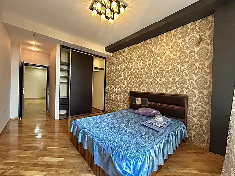 Kirayə verilir 4 otaqlı mənzil 150 m²