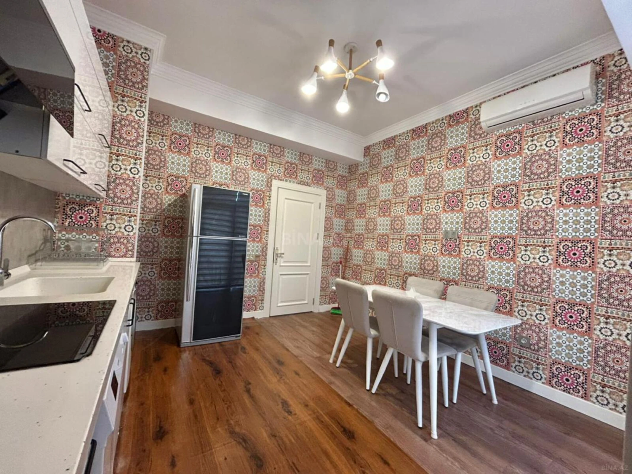 Kirayə verilir 4 otaqlı mənzil 150 m²