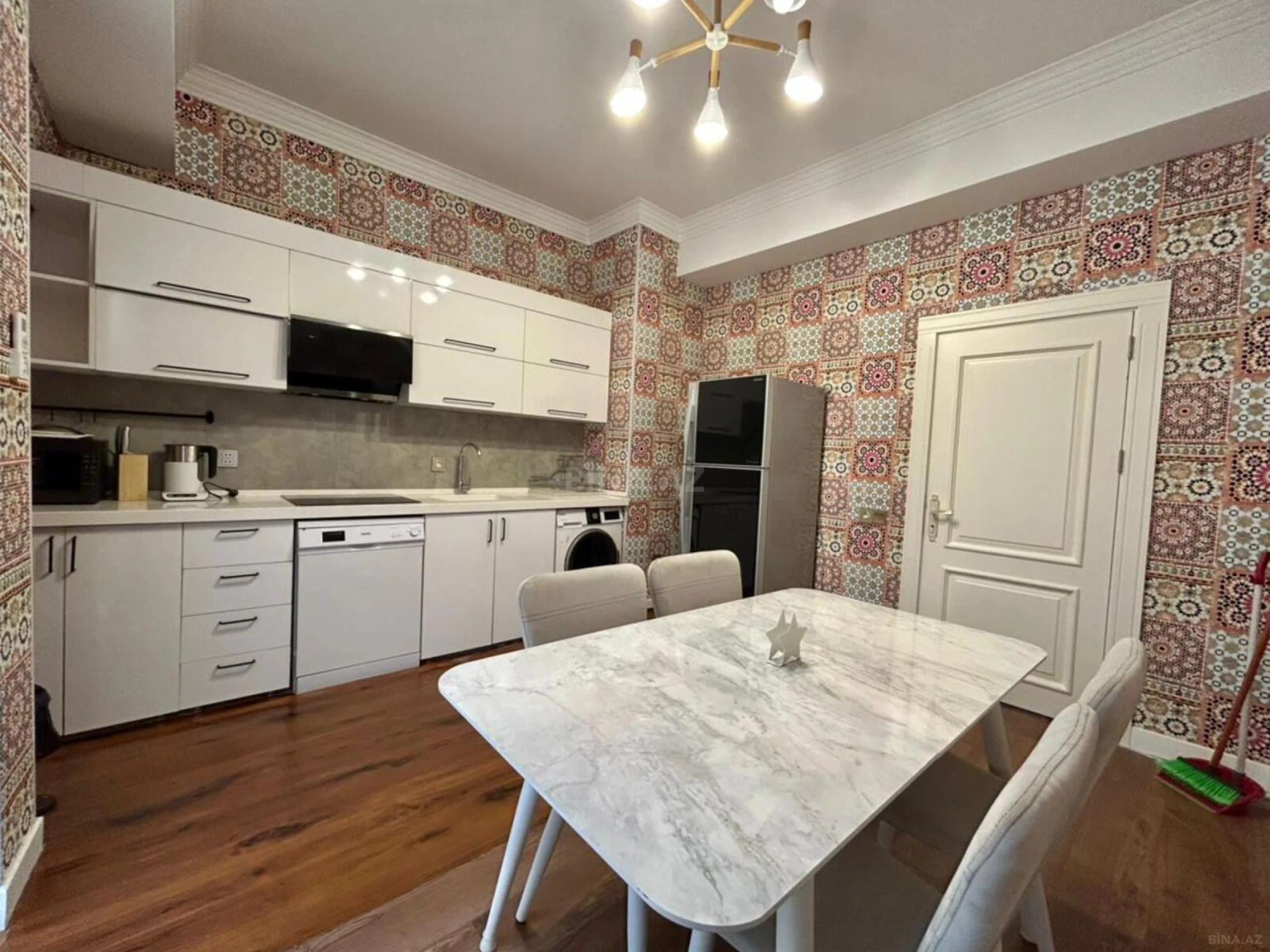 Kirayə verilir 4 otaqlı mənzil 150 m²