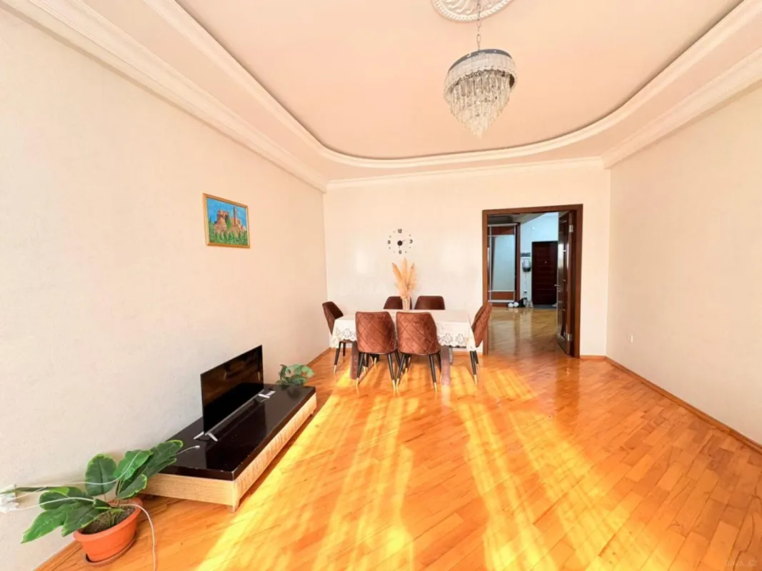 Satılır 2 otaqlı mənzil 102 m²
