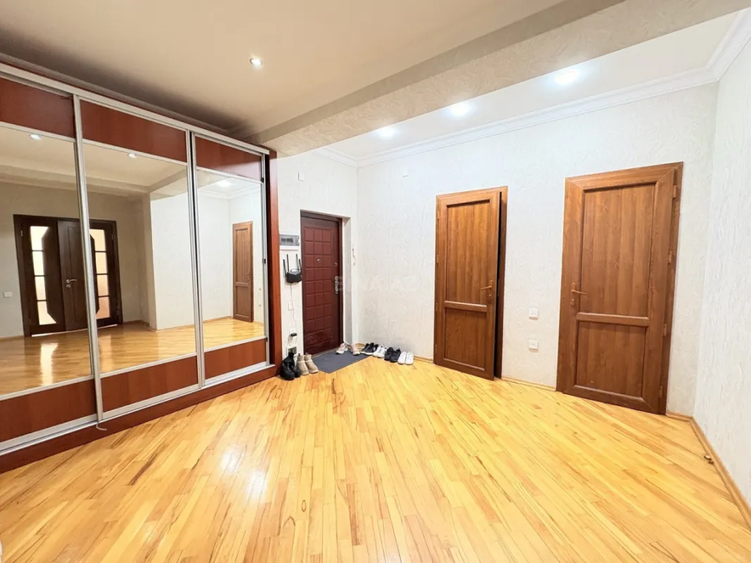 Satılır 2 otaqlı mənzil 102 m²