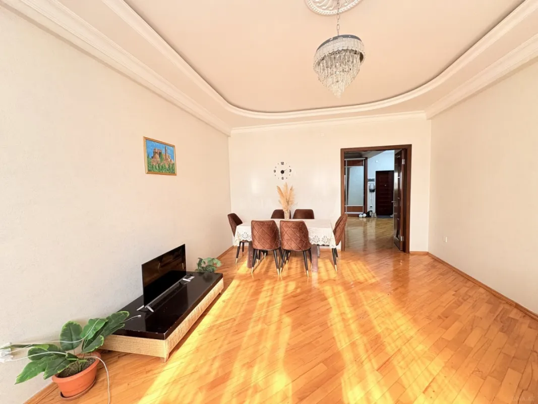 Satılır 2 otaqlı mənzil 102 m²