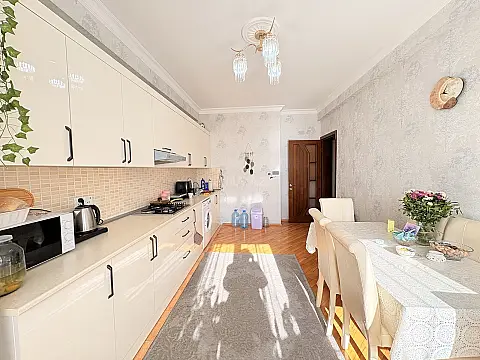 Satılır 2 otaqlı mənzil 102 m²