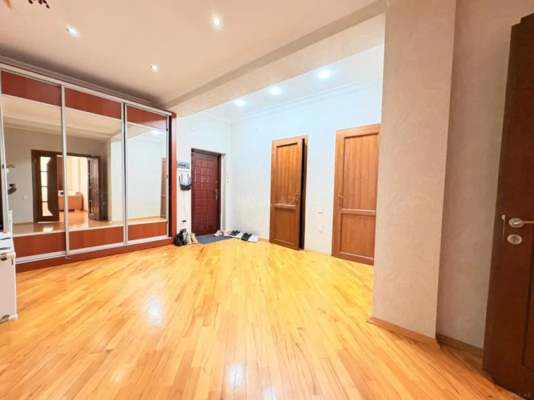 Satılır 2 otaqlı mənzil 102 m²