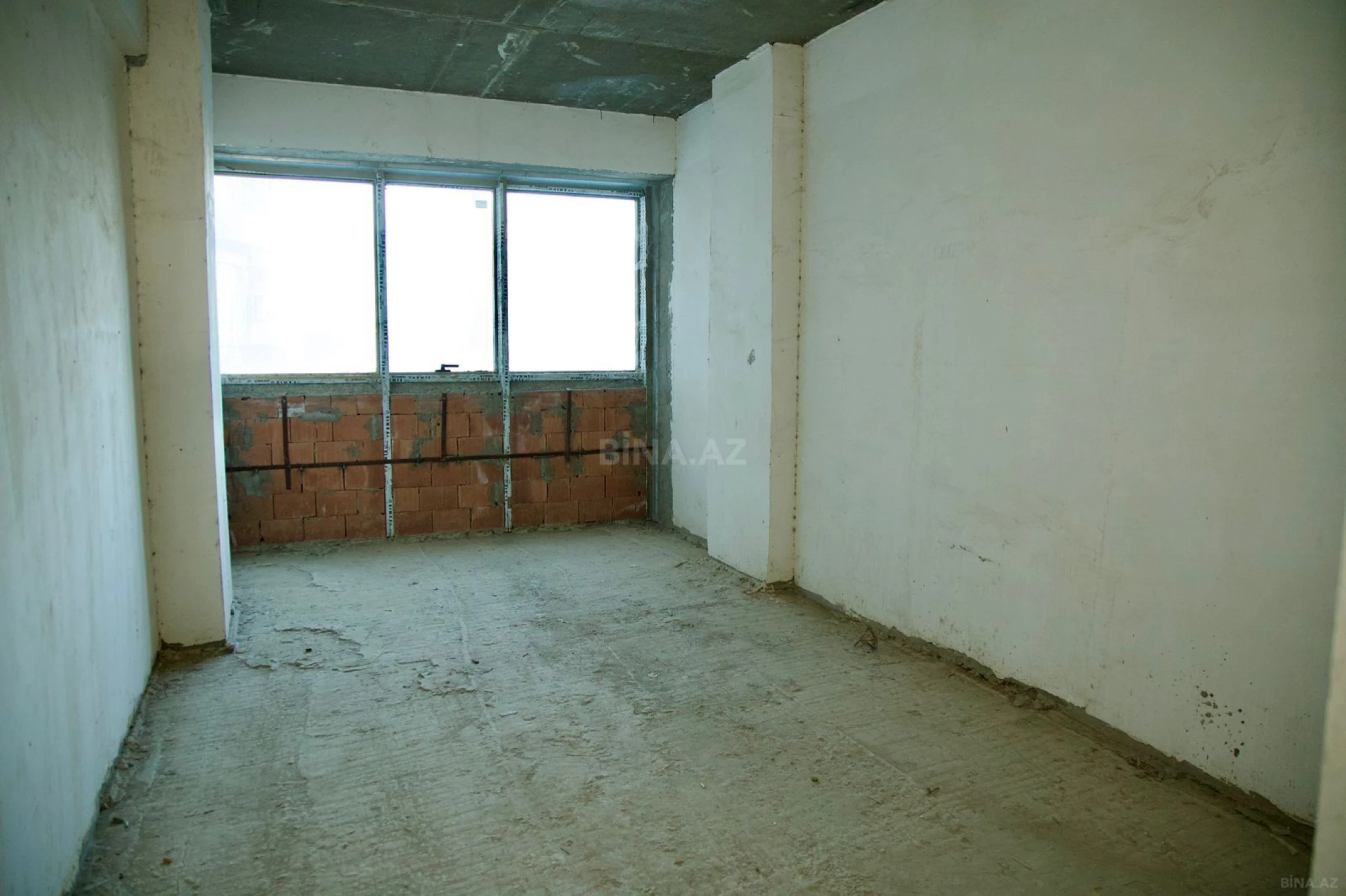 Satılır 4 otaqlı mənzil 195 m²