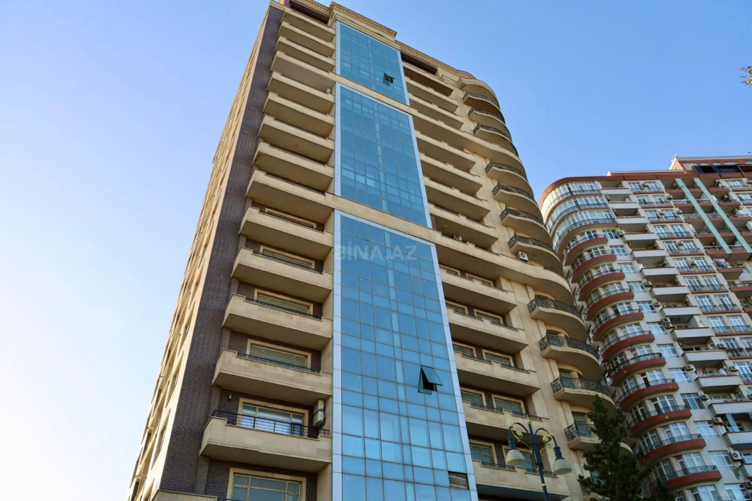 Satılır 4 otaqlı mənzil 195 m²