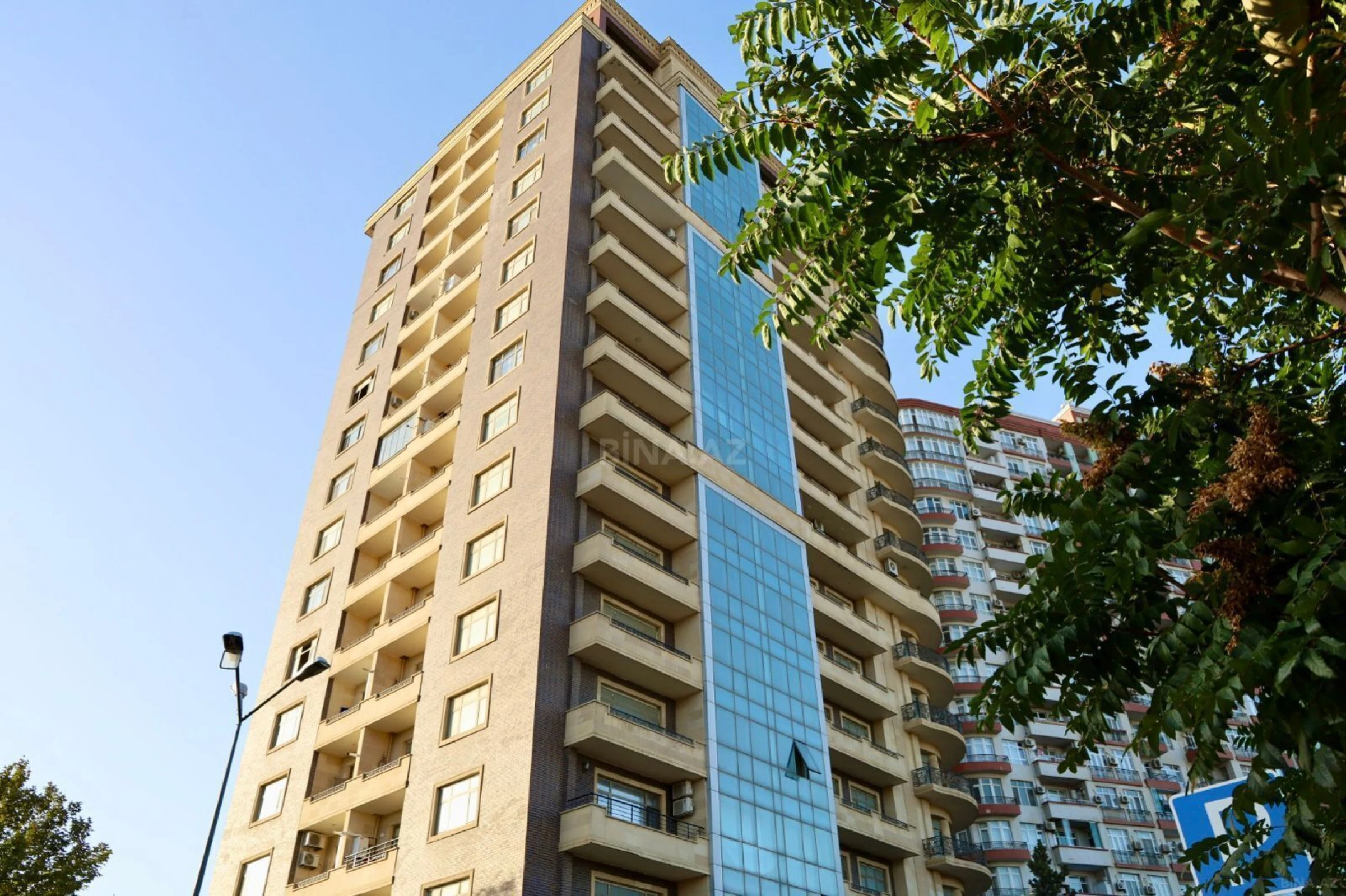Satılır 4 otaqlı mənzil 195 m²