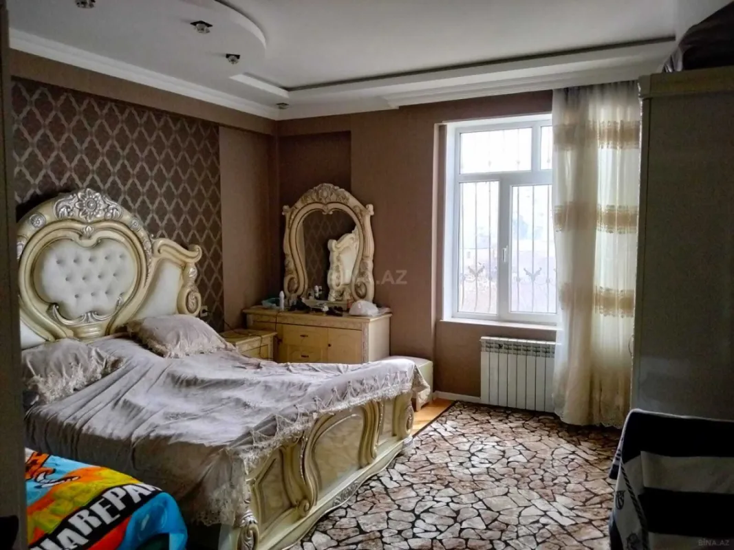 Satılır 4 otaqlı mənzil 140 m²