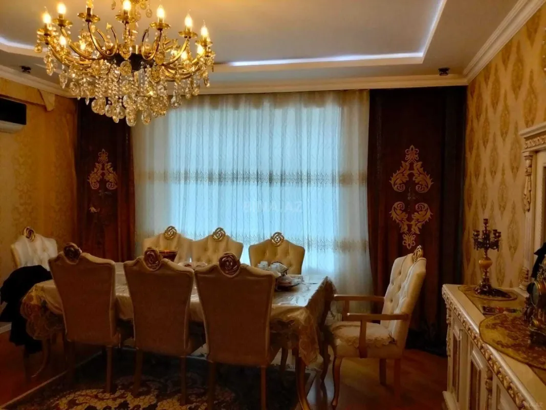Satılır 4 otaqlı mənzil 140 m²