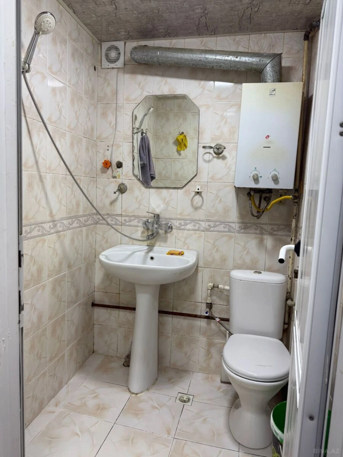 Satılır 1 otaqlı mənzil 385 m²