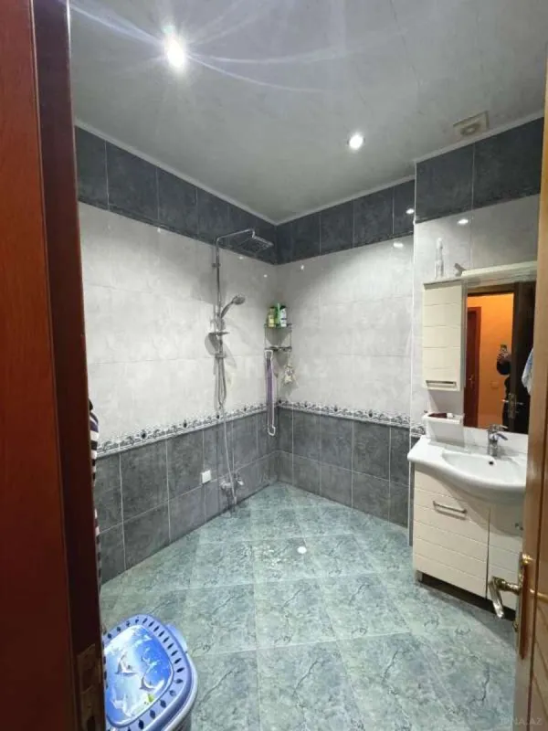 Satılır 4 otaqlı mənzil 185 m²