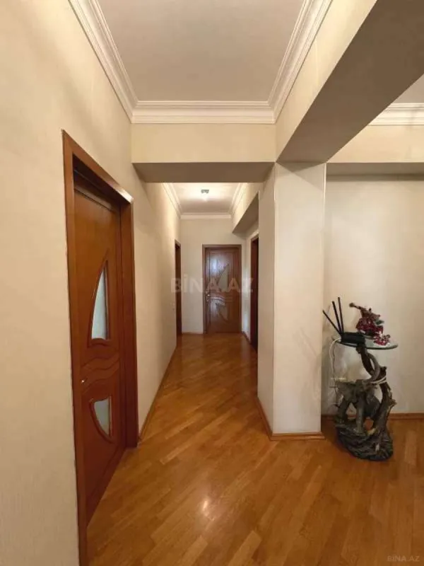 Satılır 4 otaqlı mənzil 185 m²