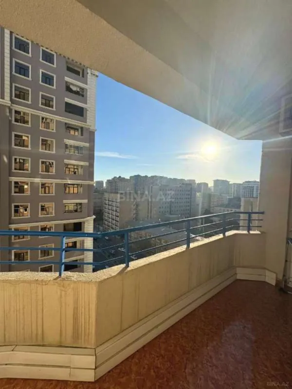Satılır 4 otaqlı mənzil 185 m²
