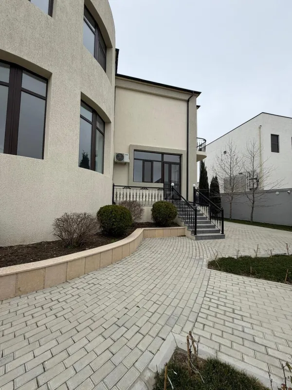 Satılır 8 otaqlı həyət evi 780 m²
