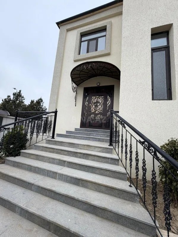 Satılır 8 otaqlı həyət evi 780 m²