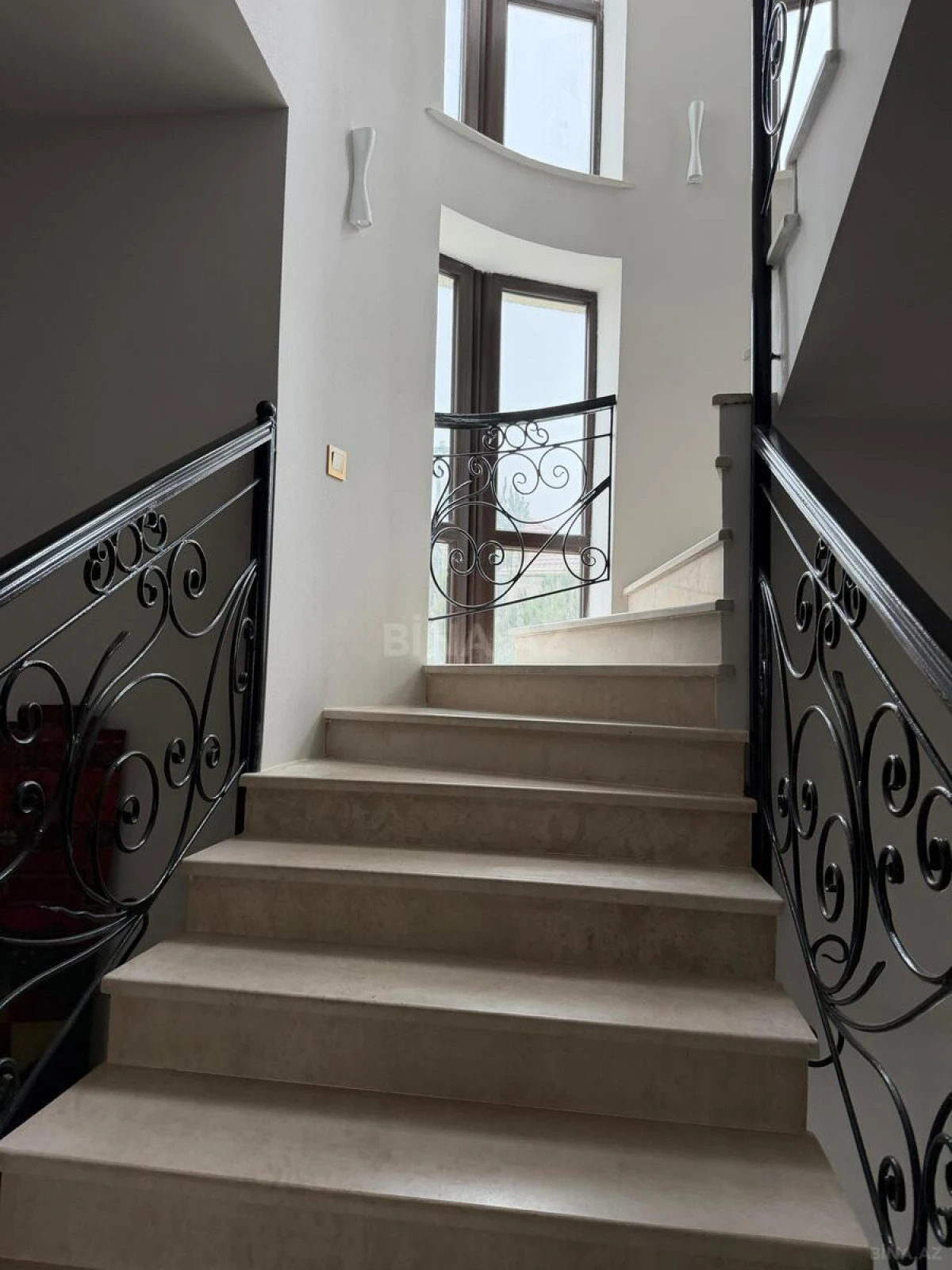 Satılır 8 otaqlı həyət evi 780 m²