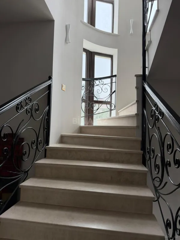 Satılır 8 otaqlı həyət evi 780 m²