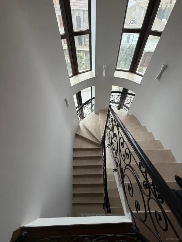 Satılır 8 otaqlı həyət evi 780 m²