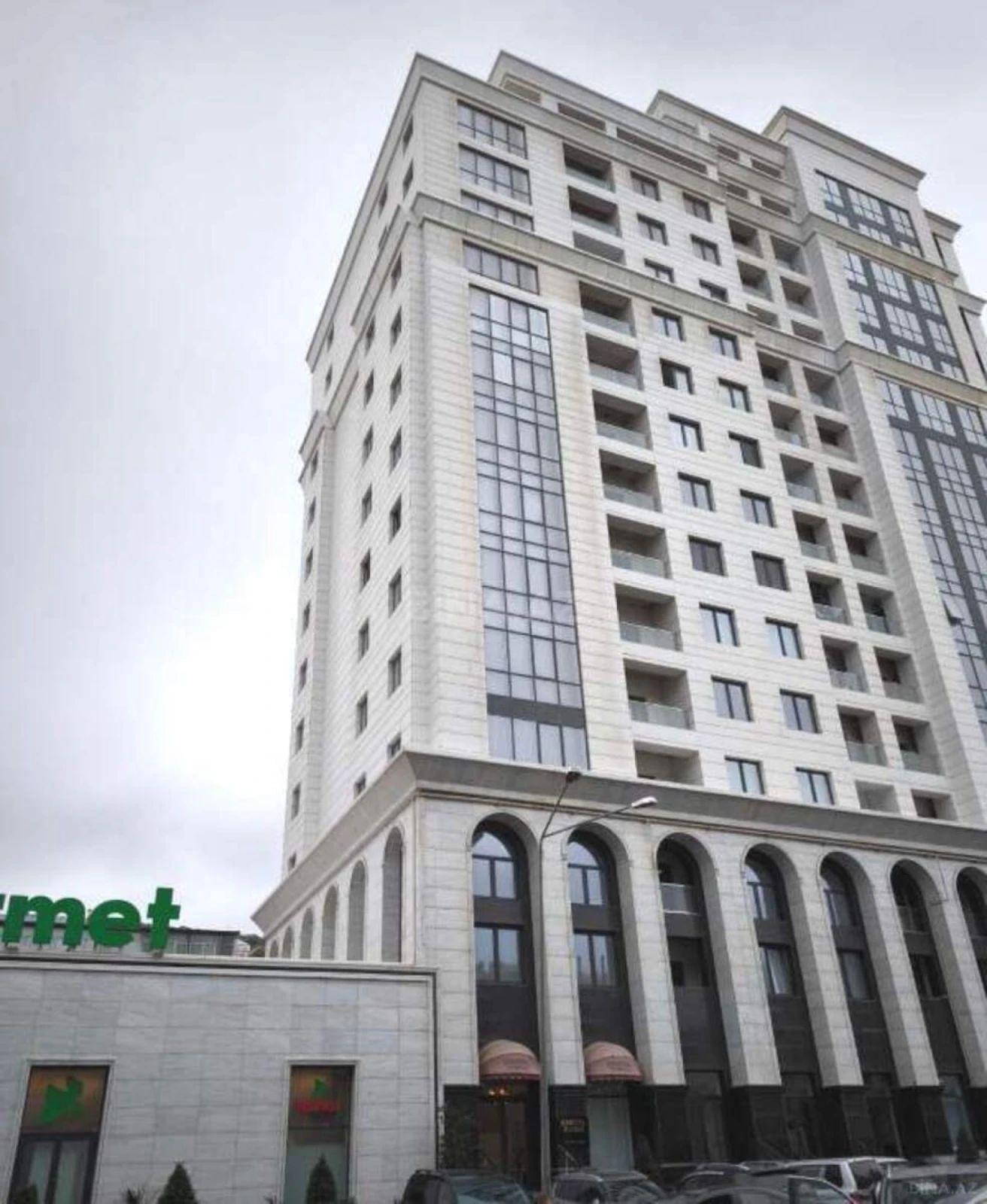 Satılır 5 otaqlı mənzil 205 m²