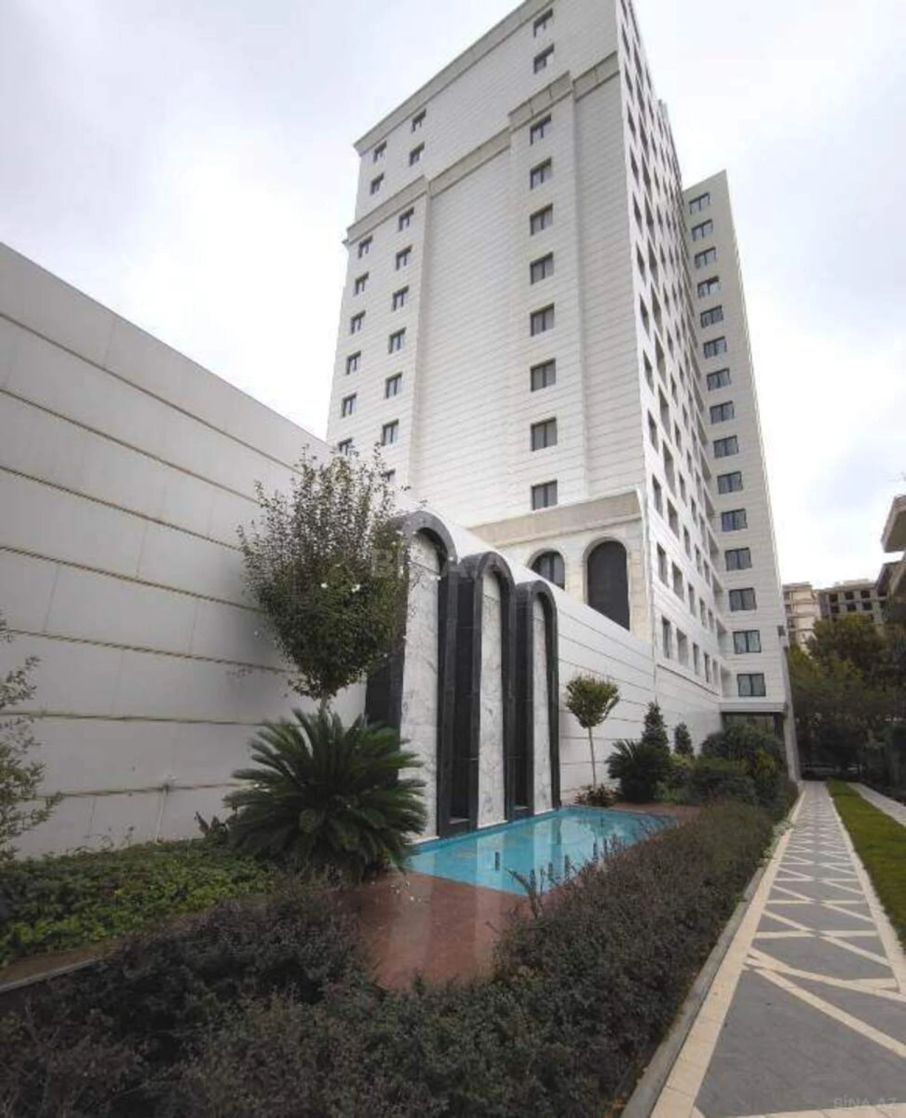 Satılır 5 otaqlı mənzil 205 m²