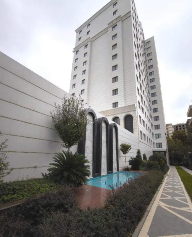 Satılır 5 otaqlı mənzil 205 m²