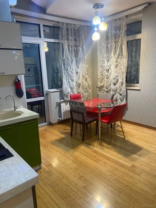 Kirayə verilir 4 otaqlı mənzil 168 m²