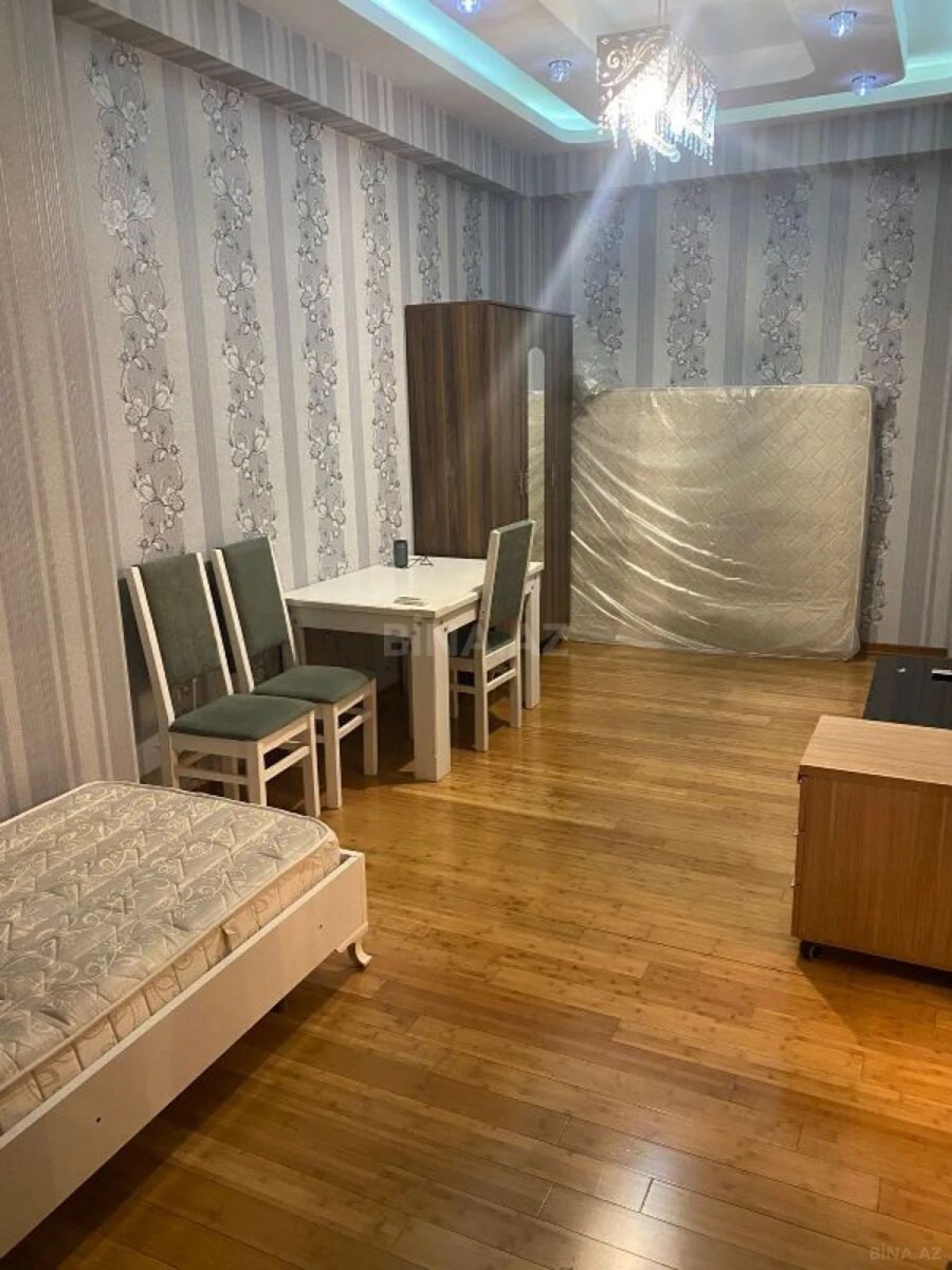 Kirayə verilir 4 otaqlı mənzil 168 m²