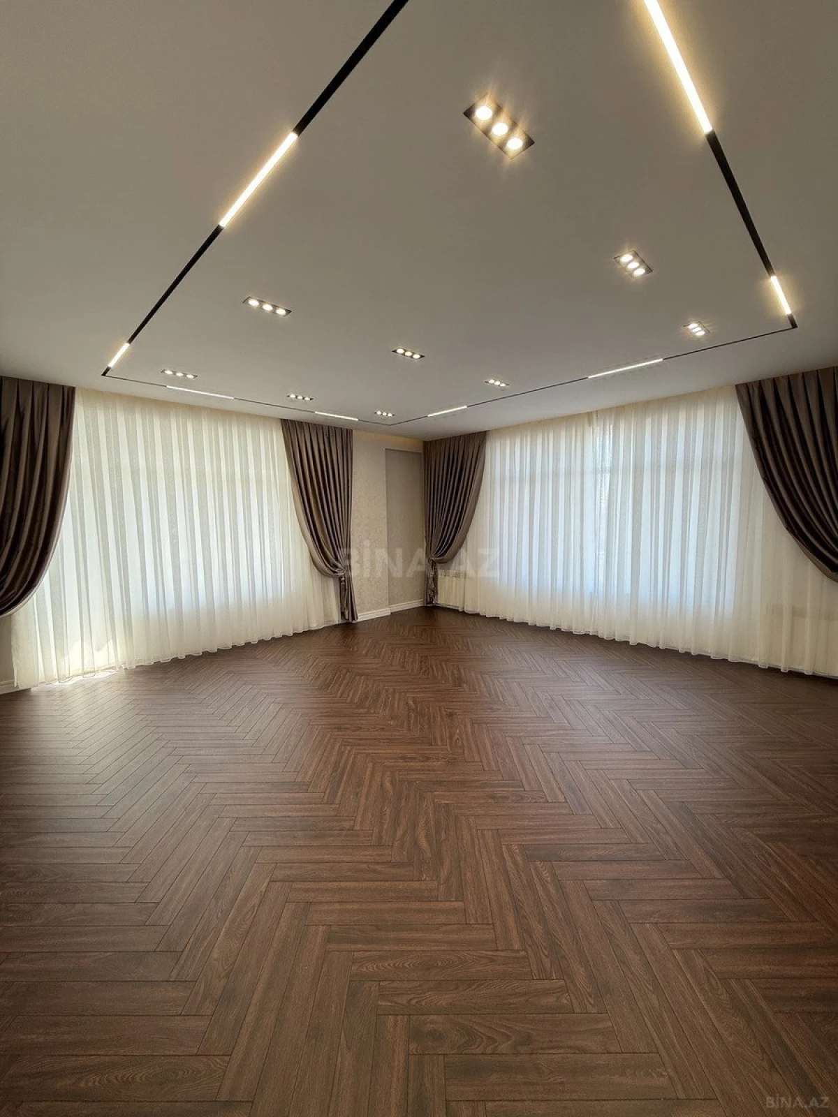 Satılır 3 otaqlı mənzil 145 m²