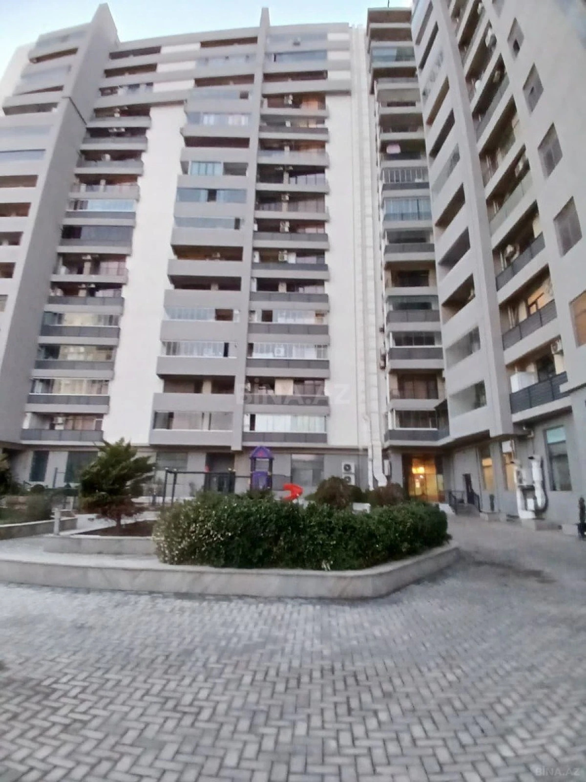 Satılır 4 otaqlı mənzil 250 m²