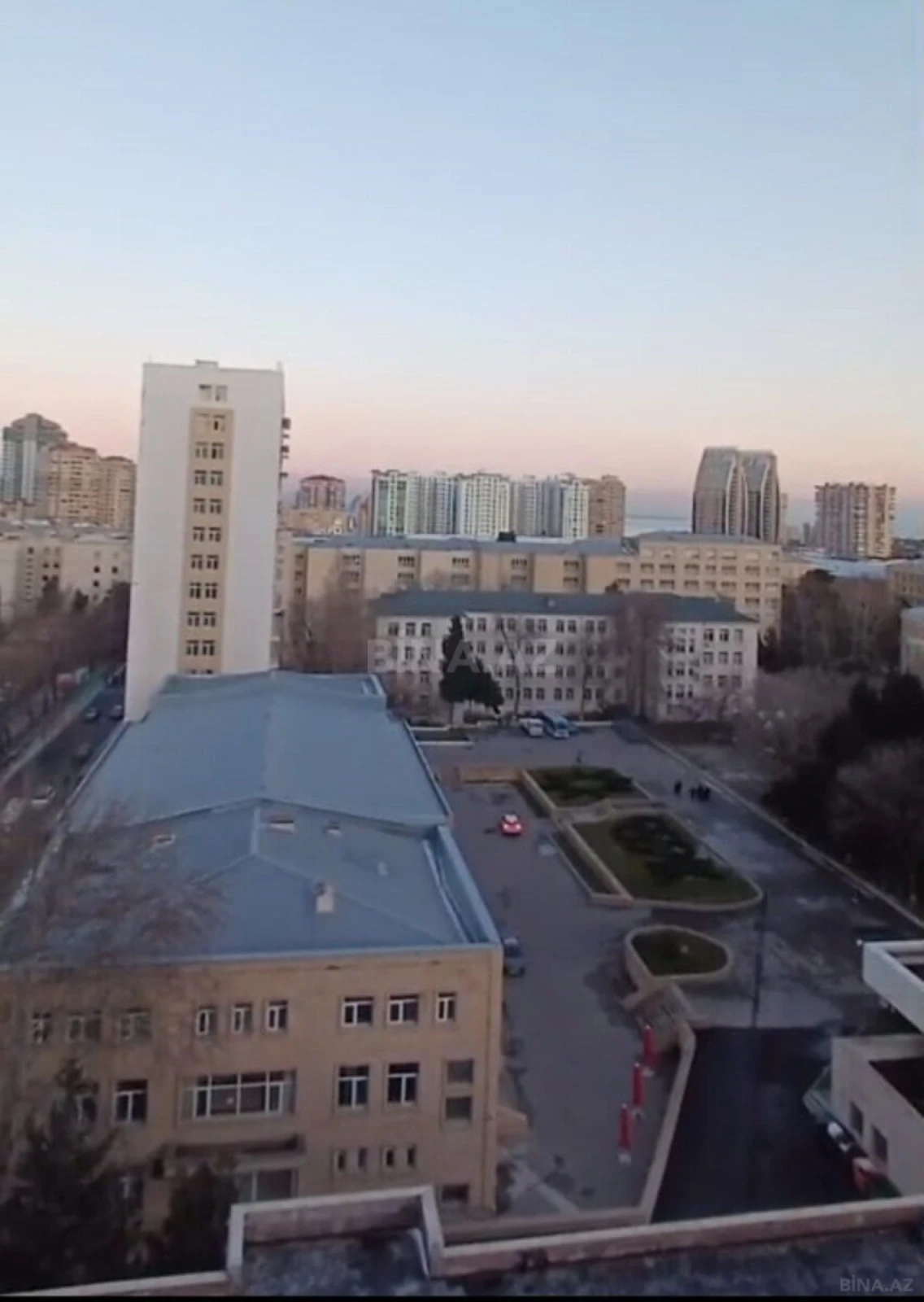 Satılır 4 otaqlı mənzil 250 m²